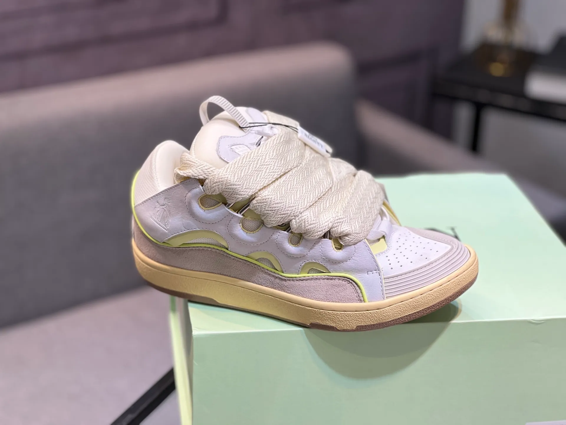 Men's men's shoes💰780 [LANVIN] Latest lace-up fashionable casual sneakers for couples High-quality CLAY couple series‼ ️ The latest trendy products of the season 🌈Many bloggers have planted grass and purchased the original open-mold customization. The upper and outsole are sewn with mark threads without edge sealing. Multiple material splicing combination design. Very versatile for fashionable and casual wear. Comfortable on the feet. Recommended for self-retention (upper cowhide + cow suede + breathable mesh) inner foot pad cowhide exclusive original open-mold clear logo rubber outsole ⚠️36-44 yards (45 custom-made)